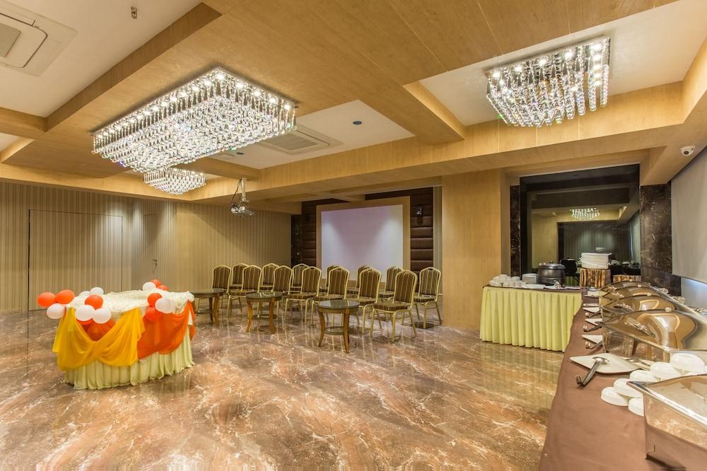 Hotel Abika Elite Ujjain Buitenkant foto