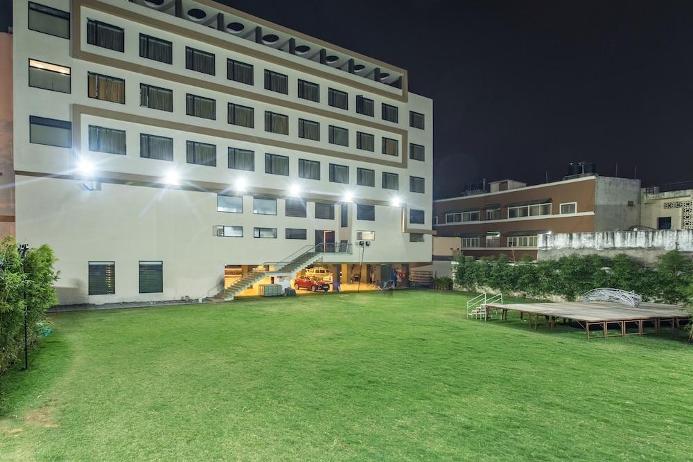 Hotel Abika Elite Ujjain Buitenkant foto